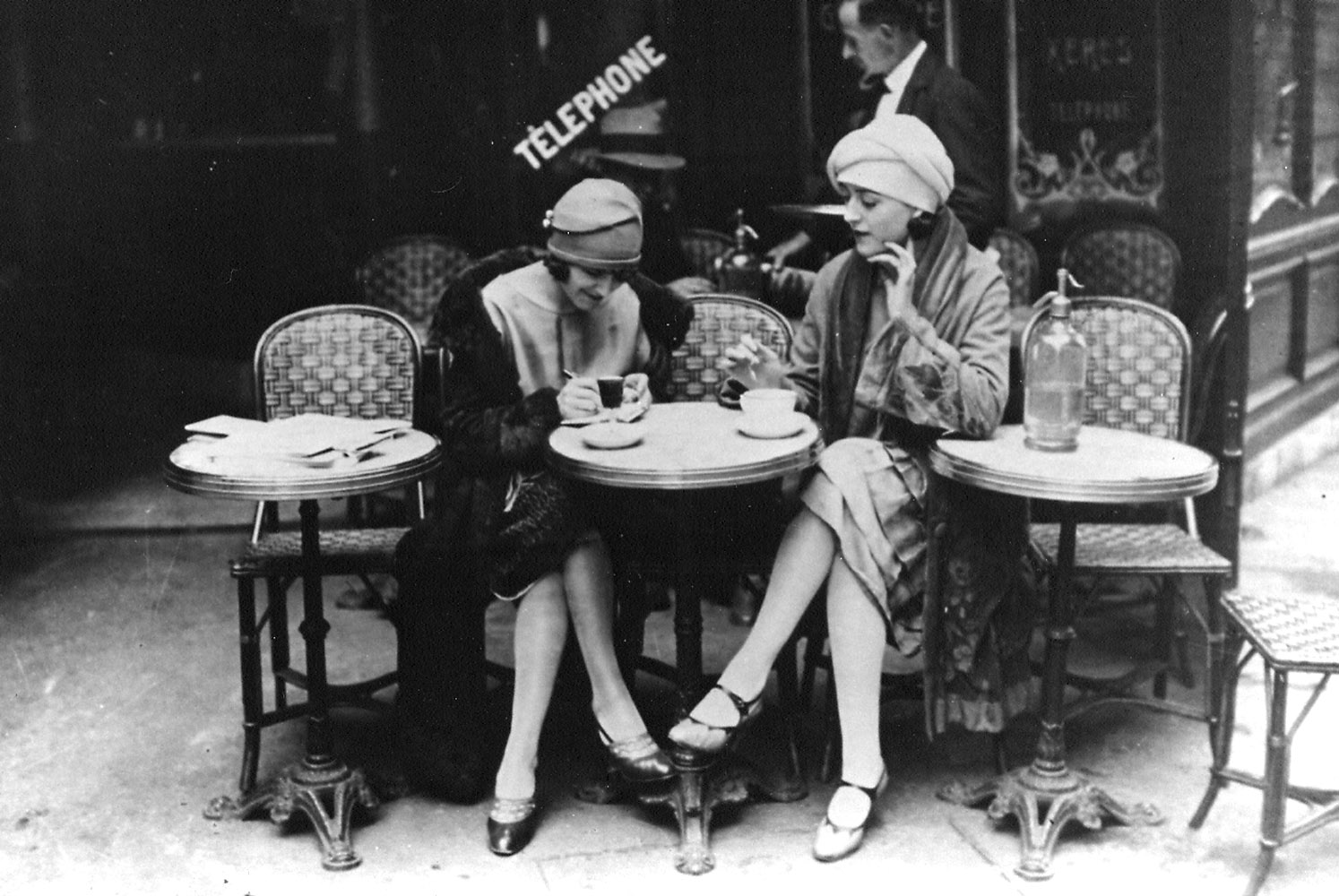 Foto: Solita Solano și Djuna Barnes în Paris (Maurice Brange, Au Café, 1922).