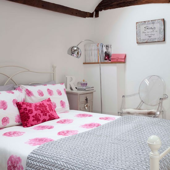 Bedroom-with-pink-accents